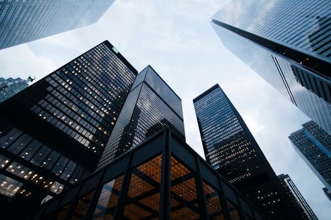 Consultant indépendant qui développe son réseau d'affaires depuis son bureau